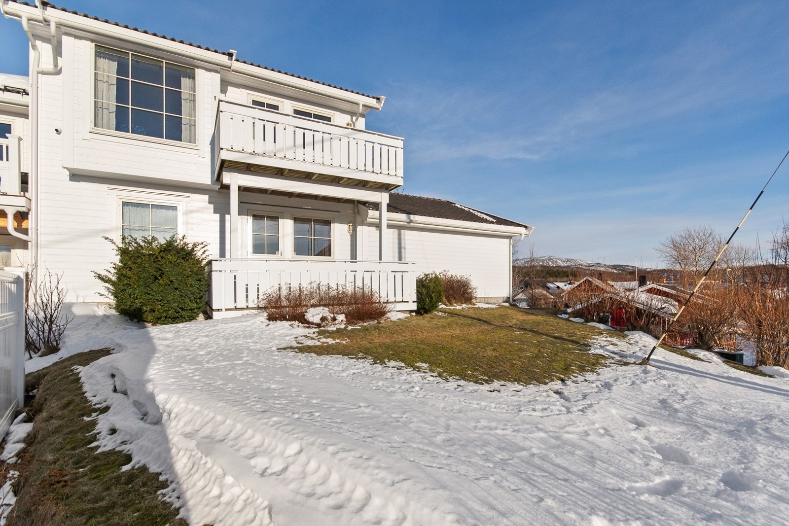 Flott hage i front med boltreplass for de minste. Galleribilde