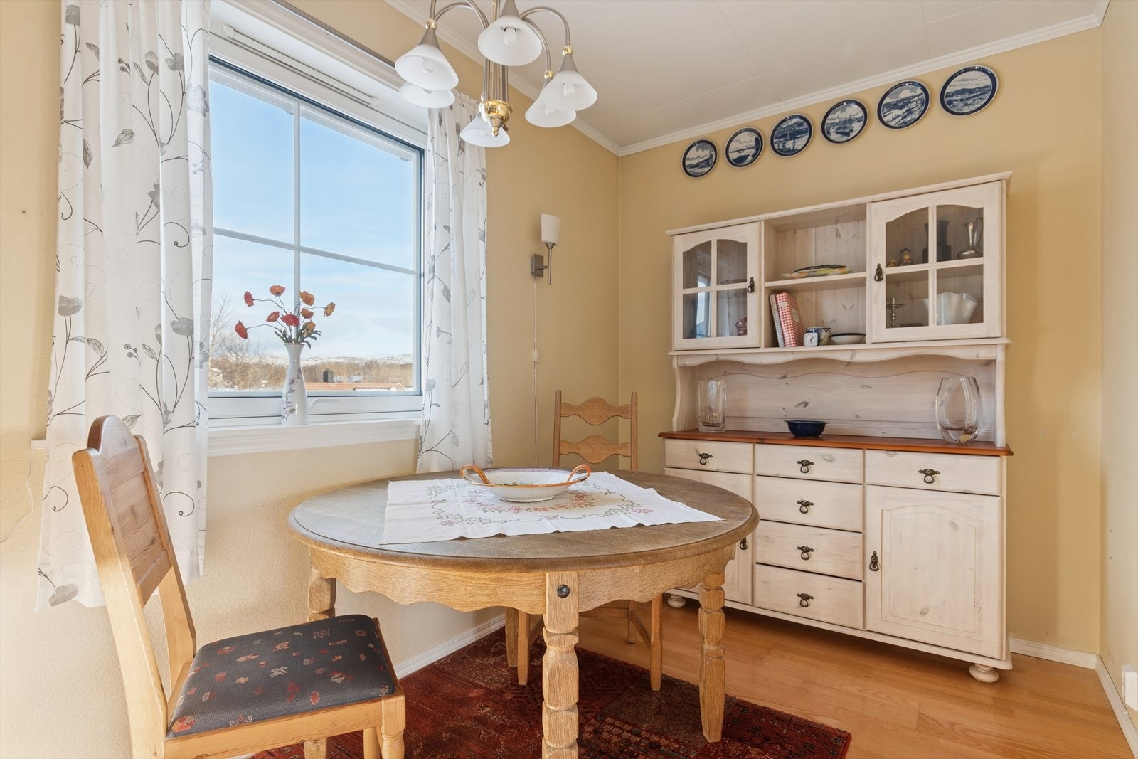 Plass for spisebord i egen sone. Galleribilde