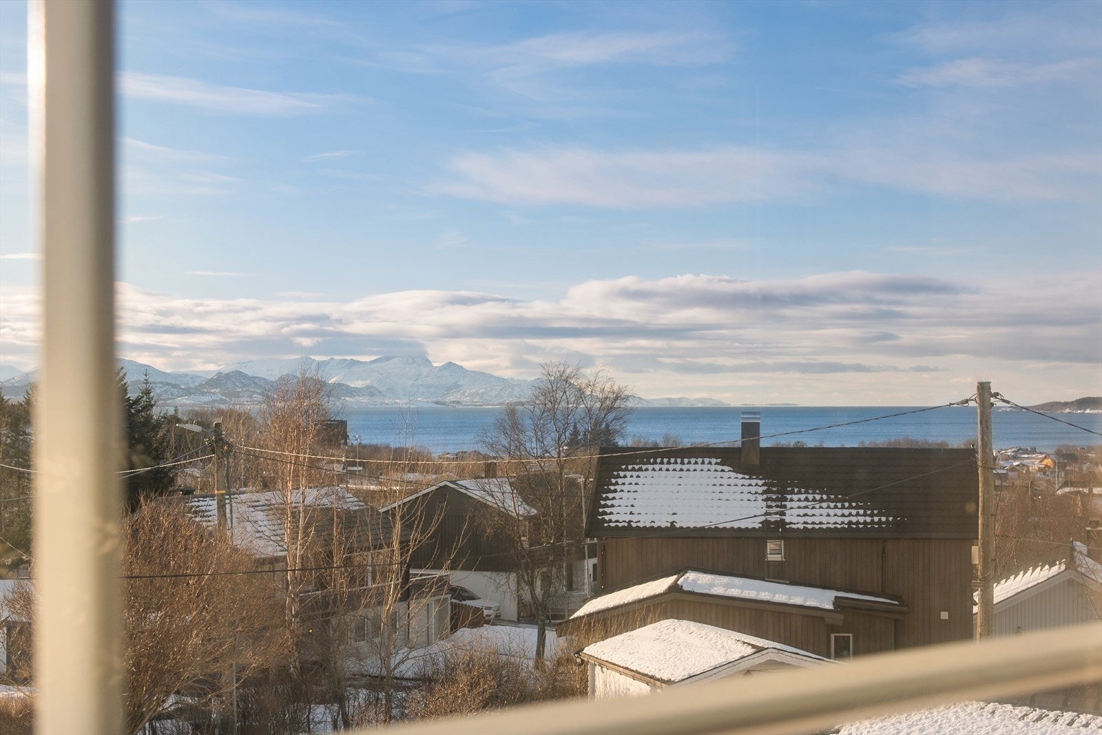Sjø- og fjellutsikt fra stuevinduet. Galleribilde