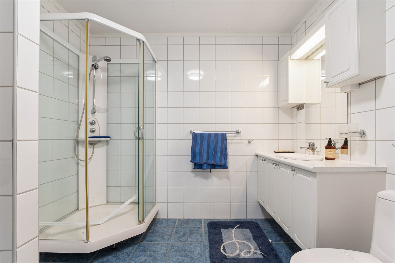 Badet har flislagte overflater og behagelige varmekabler i gulv. Galleribilde