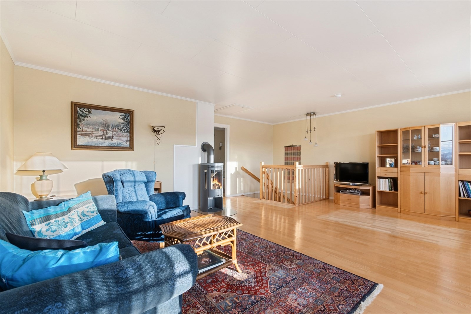 Sofakroken finner fort sin naturlige plass i rommet og tv-en kan med fordel plasseres mot/på vegg. Galleribilde