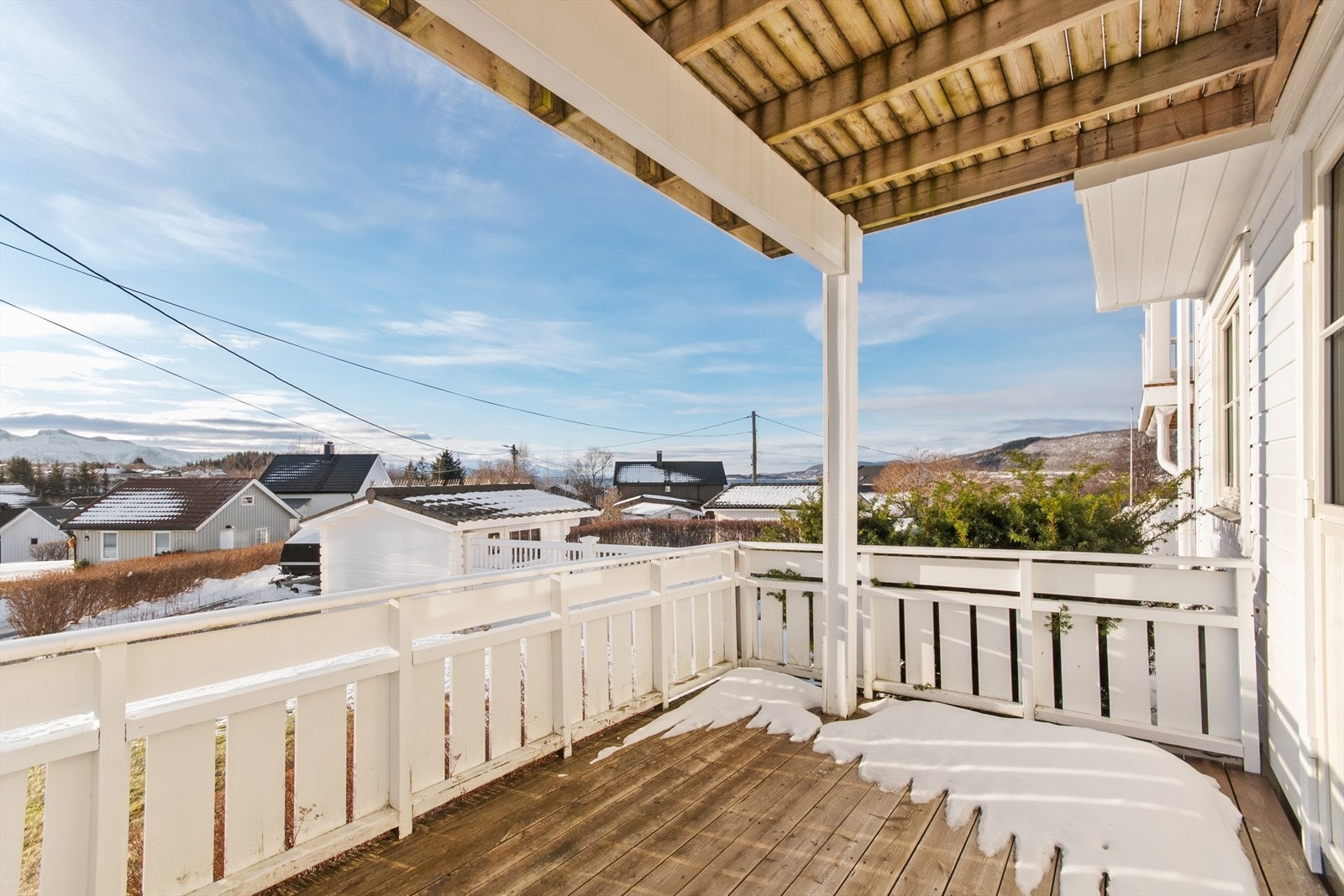 Terrasse med god plass for utemøblement, grill og annet en måtte ønske. Galleribilde