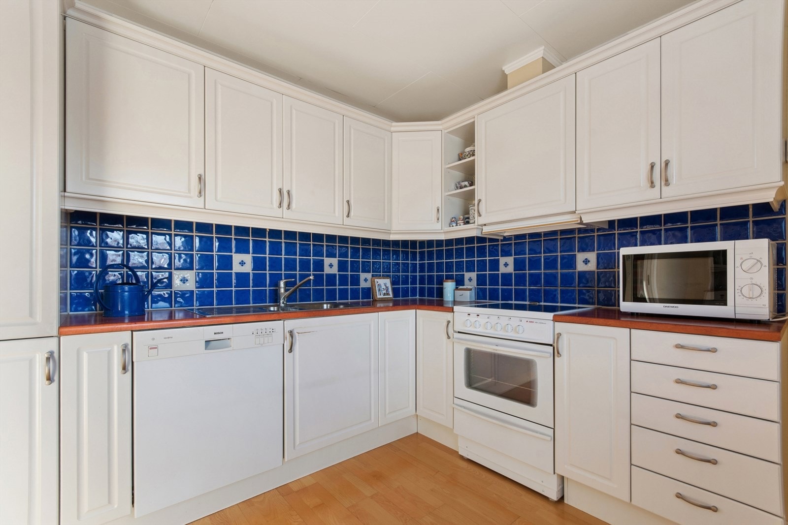 Her har en alt en måte trenge av skap-, skuff- og benkeplass. Galleribilde