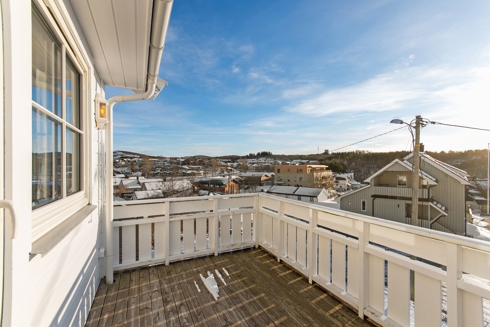 Fra stuen er det videre utgang til en flott og solrik balkong. Galleribilde