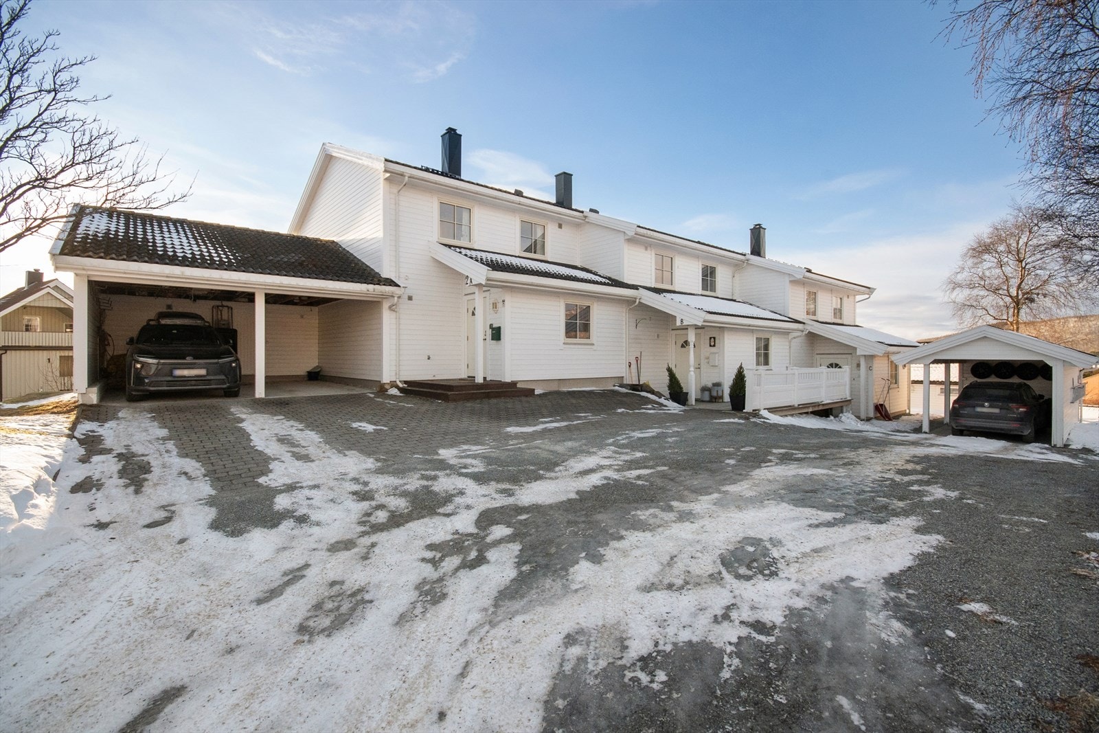 Parkering i halvpart av carport. Denne deles med nabo. Galleribilde