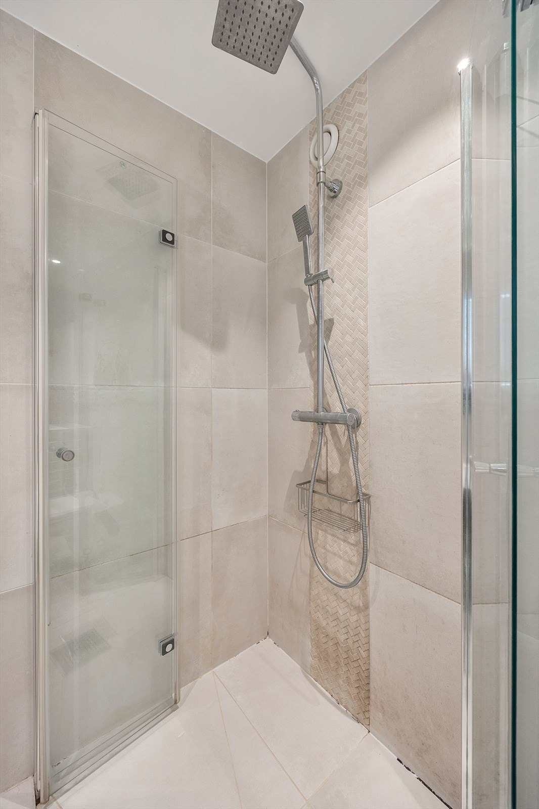 Dusjnisjen har praktiske, innfellbare glassdører. Galleribilde