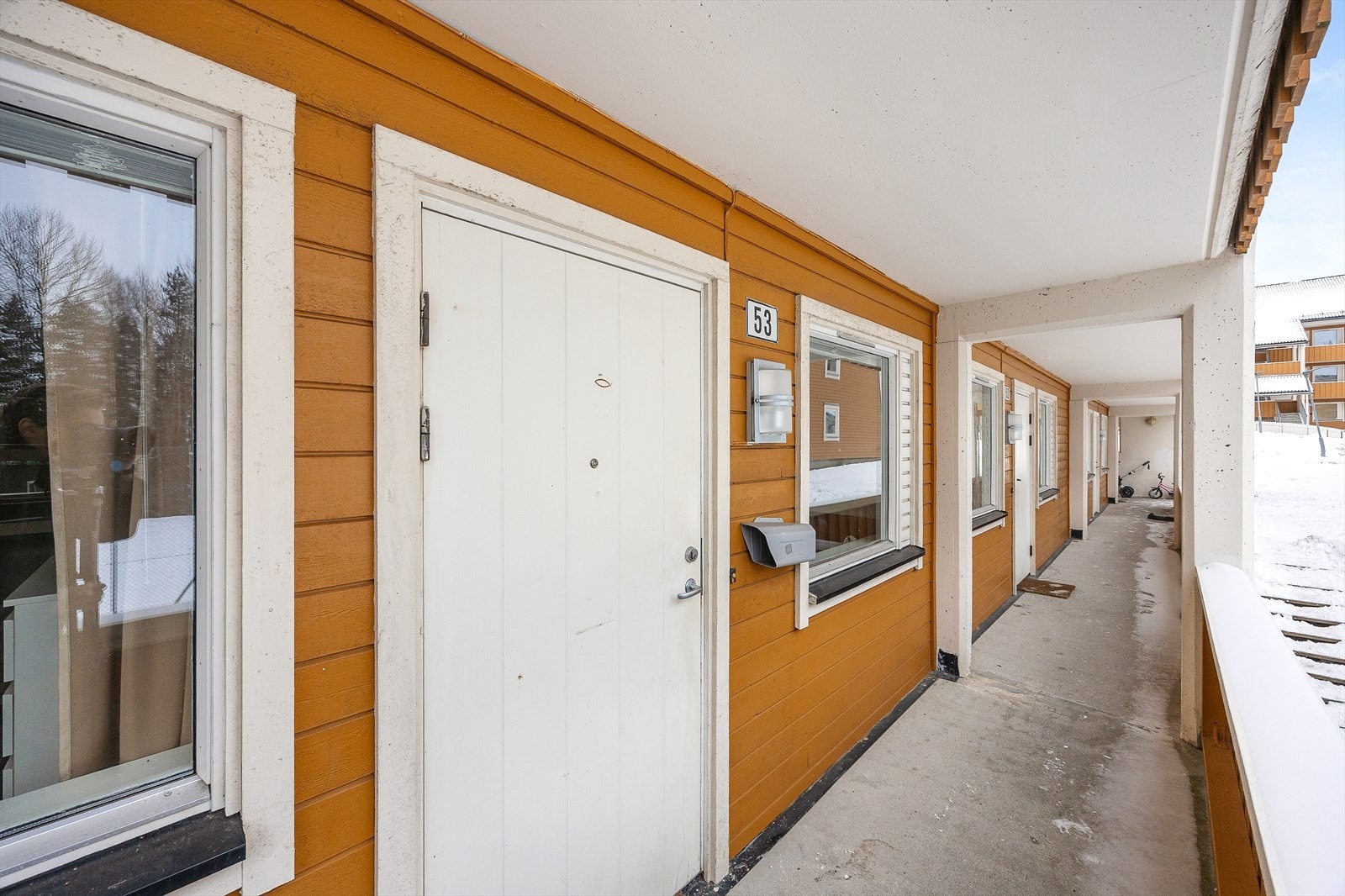 Boligen ligger i et etablert og trygt nabolag med lite gjennomgangstrafikk. Galleribilde