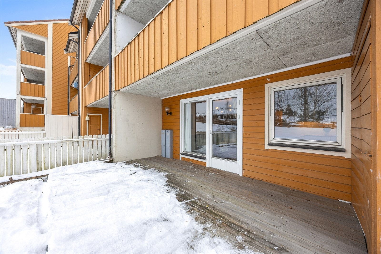 Den store treterrassen på 20 m² har god plass til utemøbler og grill. Galleribilde