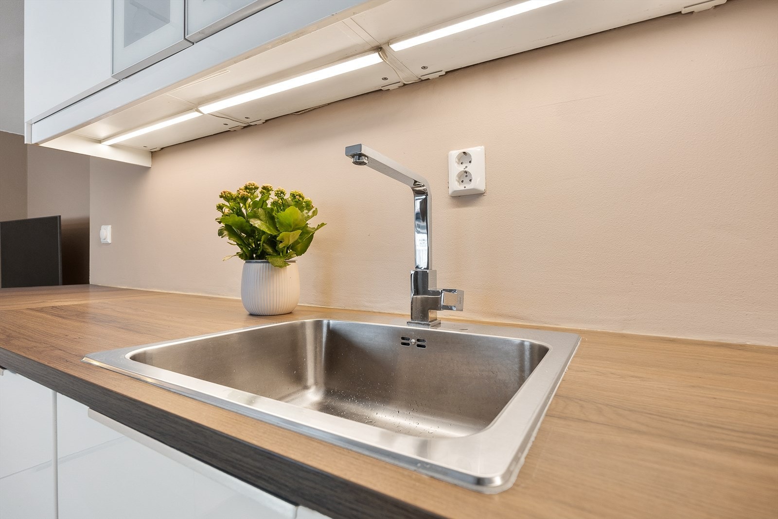 Benkeplaten har en praktisk nedfelt kum i stål og integrert oppvaskmaskin. Galleribilde