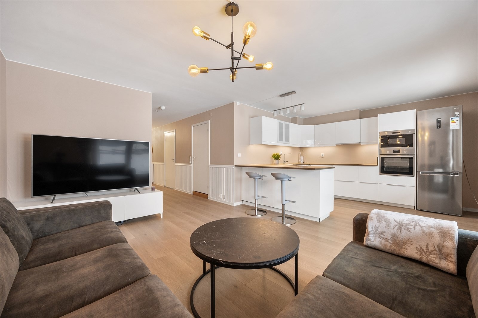 Den åpne løsningen gir en romslig følelse, med en takhøyde på ca. 2,40 meter. Galleribilde