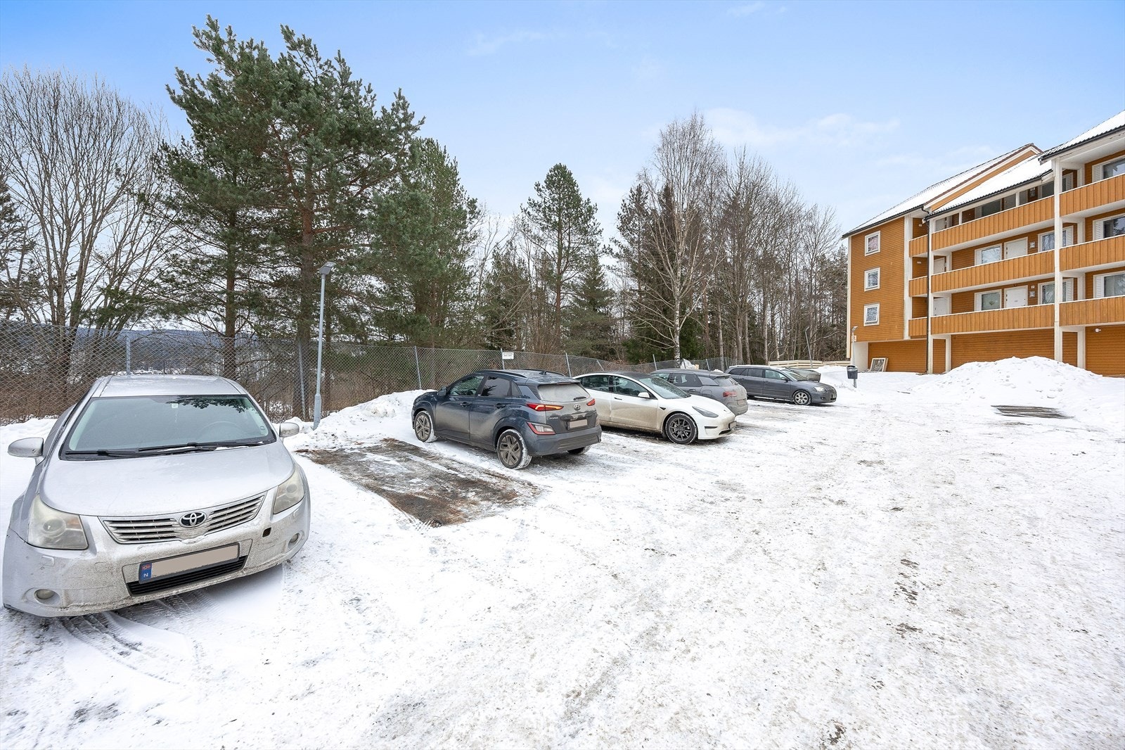 De daglige innkjøpene gjøres enkelt på Rema 1000 eller Coop Extra, en kort spasertur unna. Galleribilde