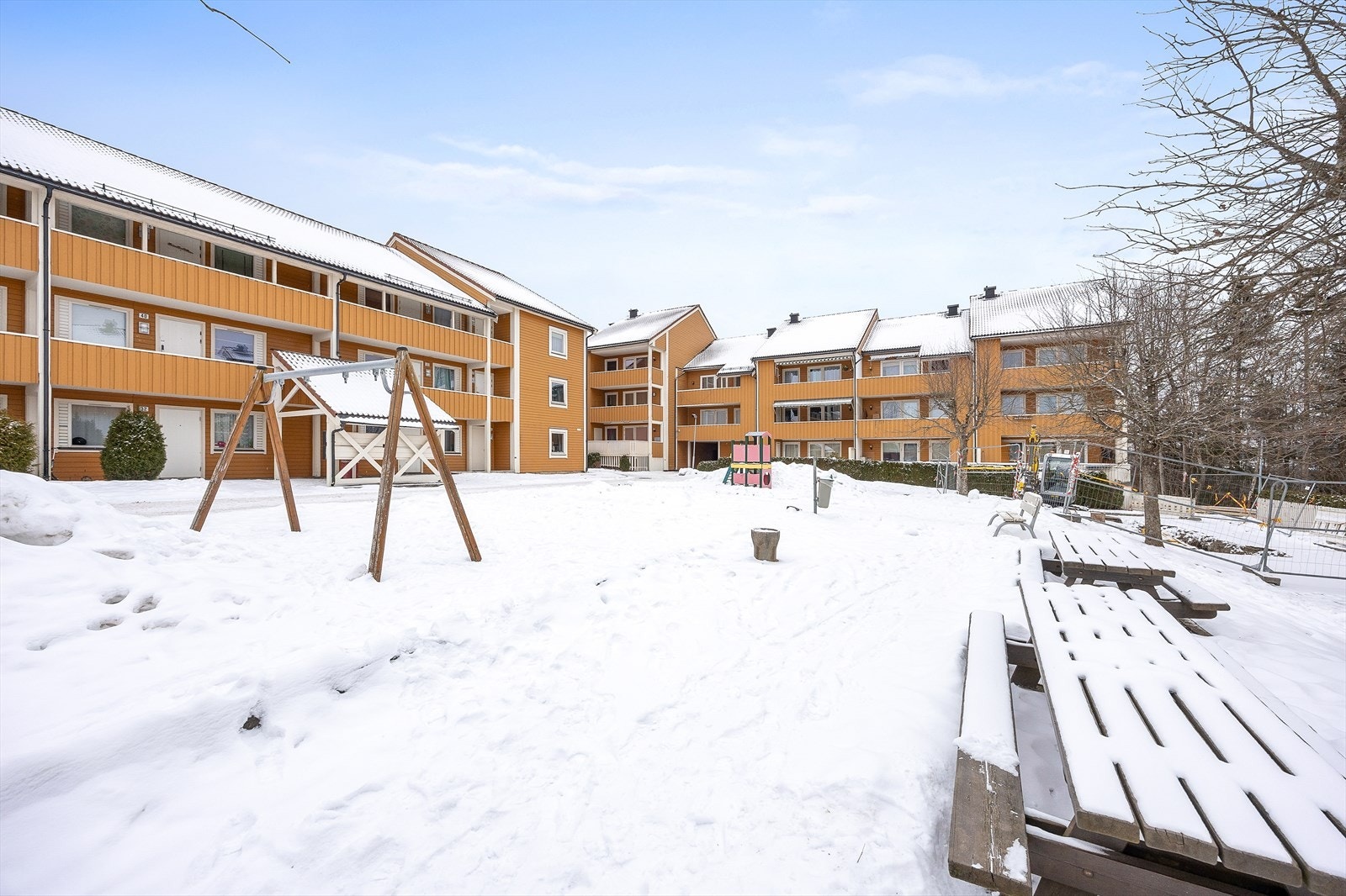 Nærområdet er ideelt for barnefamilier, med flere lekeplasser og Bjørnåsen barnehage like ved. Galleribilde