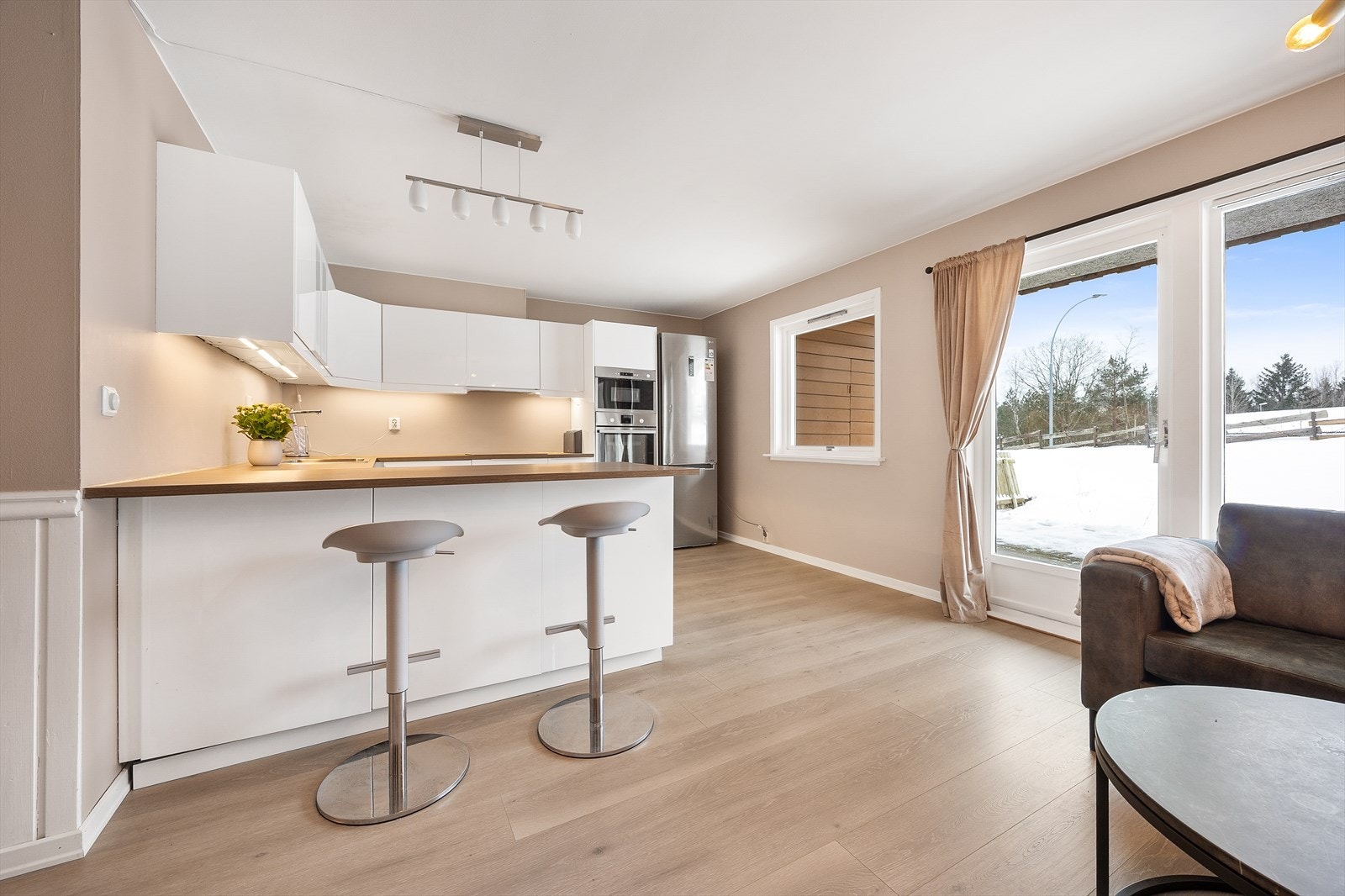 Stuen er det sosiale samlingspunktet med god plass til sofagruppe. Galleribilde