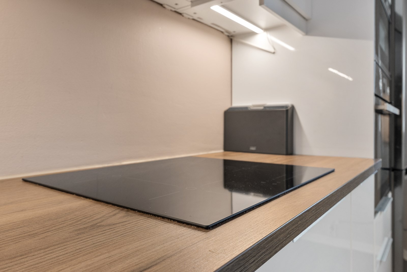 Kjøkkenet er utstyrt med integrert platetopp, stekeovn og mikrobølgeovn. Galleribilde