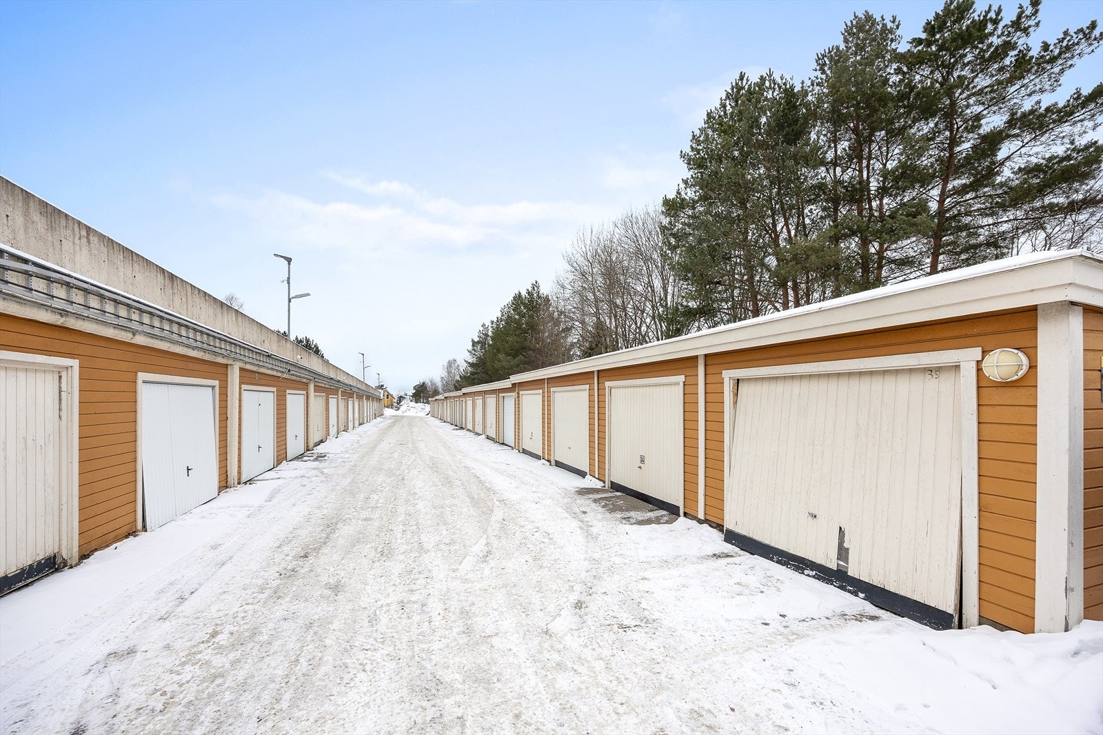 Det medfølger en egen garasjeplass. Galleribilde