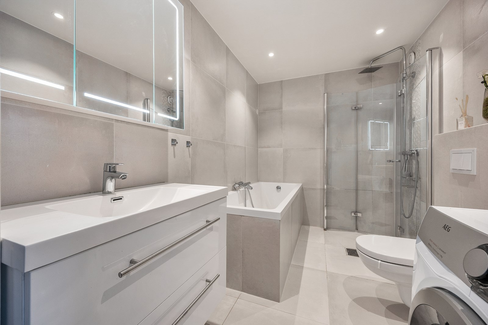 Badet ble pusset opp i 2019 og har både badekar og en separat dusjnisje. Galleribilde