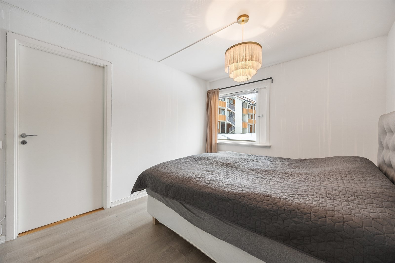 Hovedsoverommet har god plass til dobbeltseng og garderobeløsning. Galleribilde