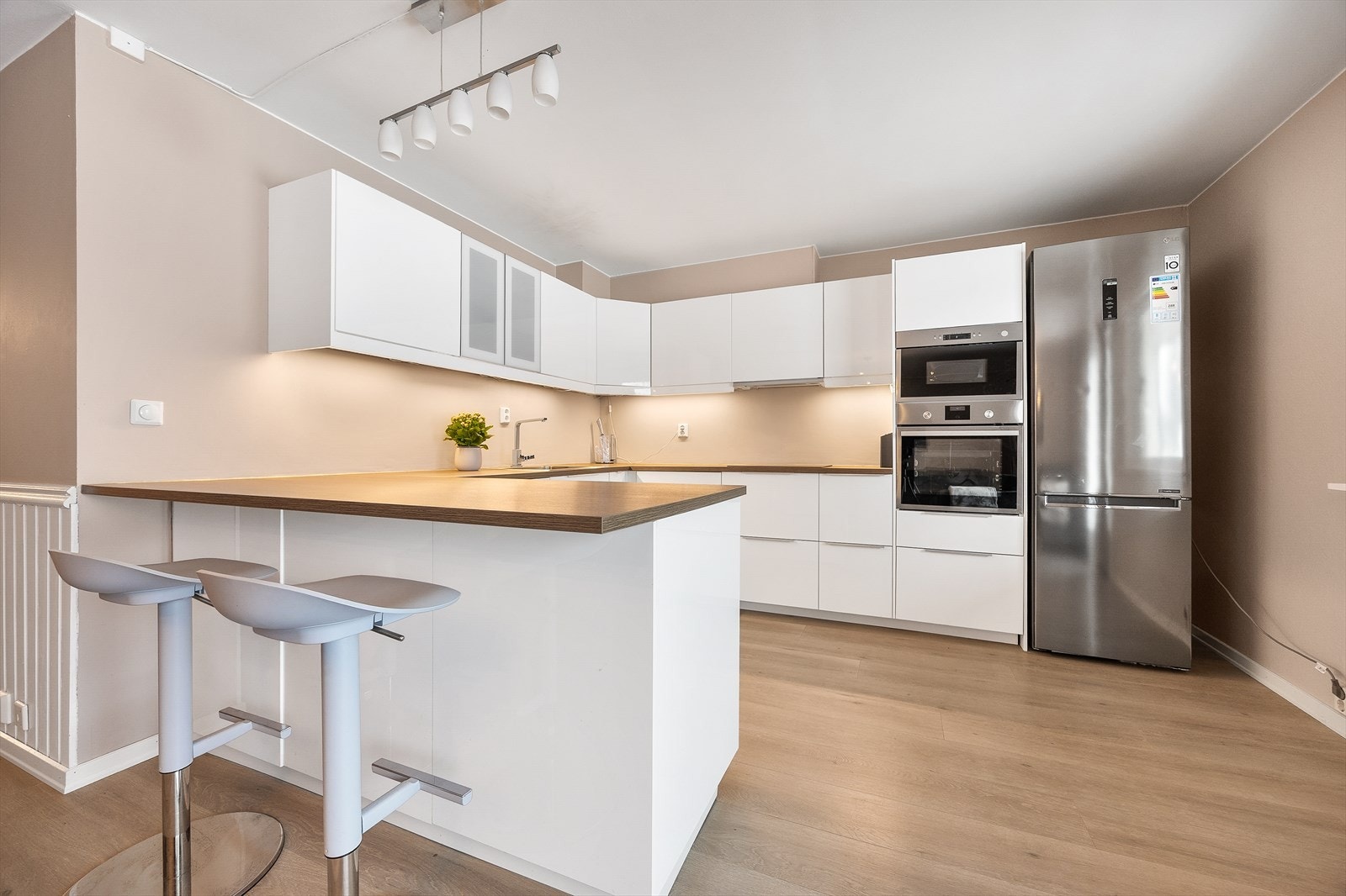 Moderne kjøkken fra 2019 med integrerte hvitevarer og en praktisk halvøy. Galleribilde