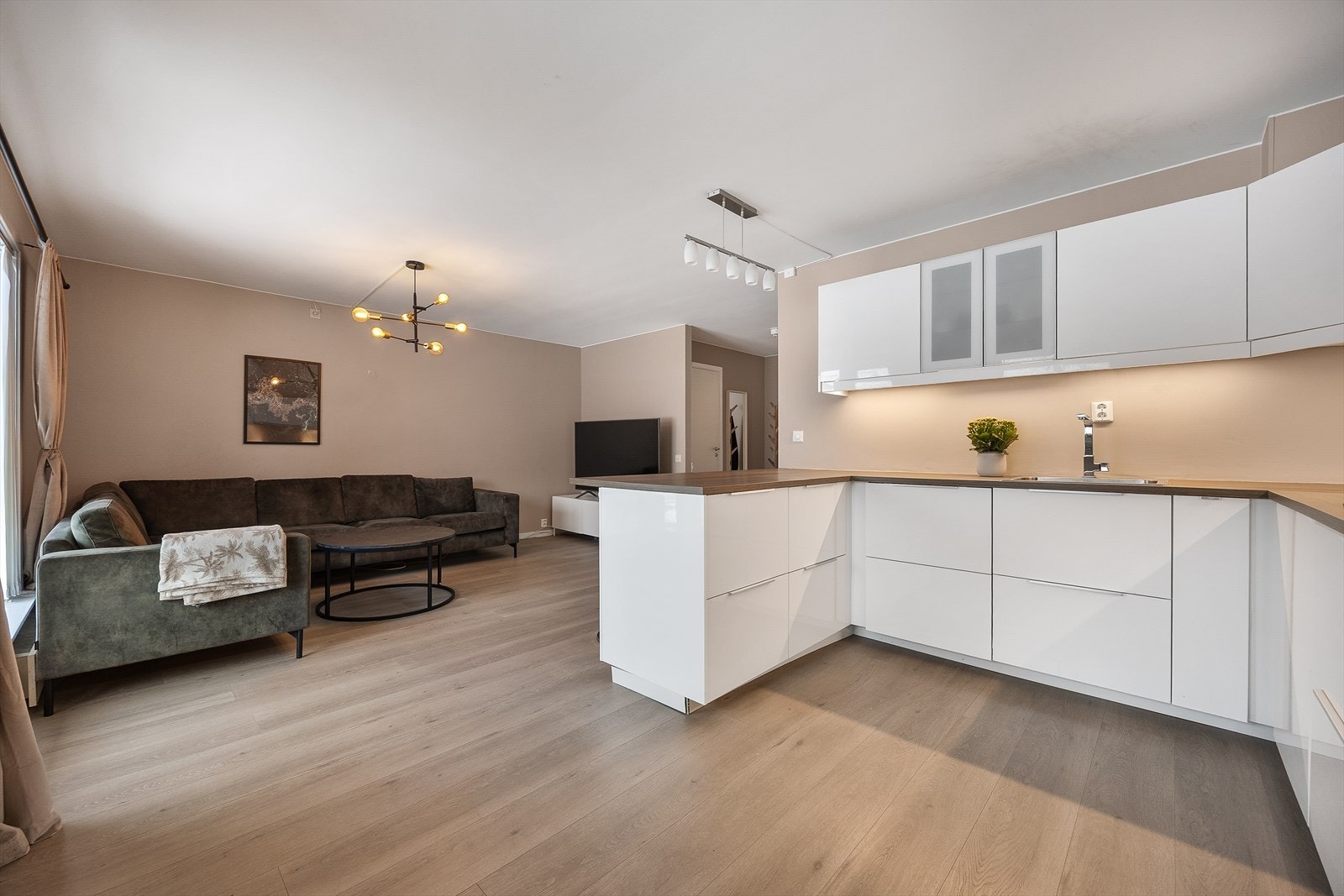 Boligen har vannbåren varme via radiatorer. Galleribilde