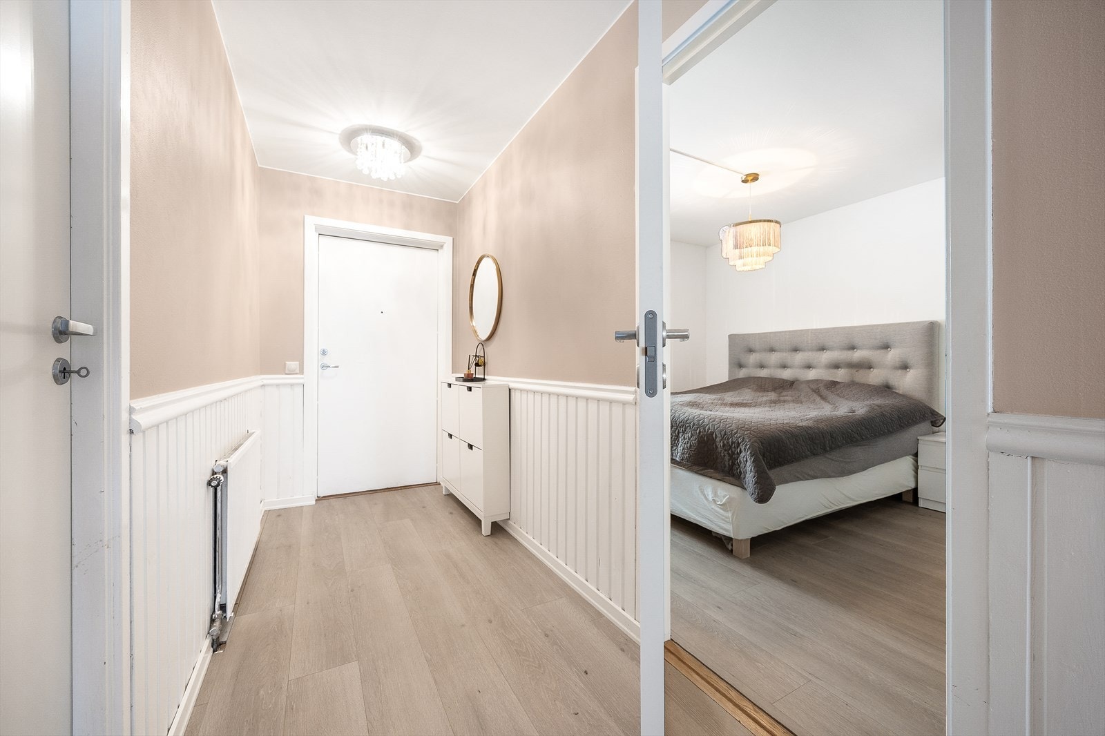 Her er det god flyt mellom rommene, med adkomst til begge soverom og bad. Galleribilde