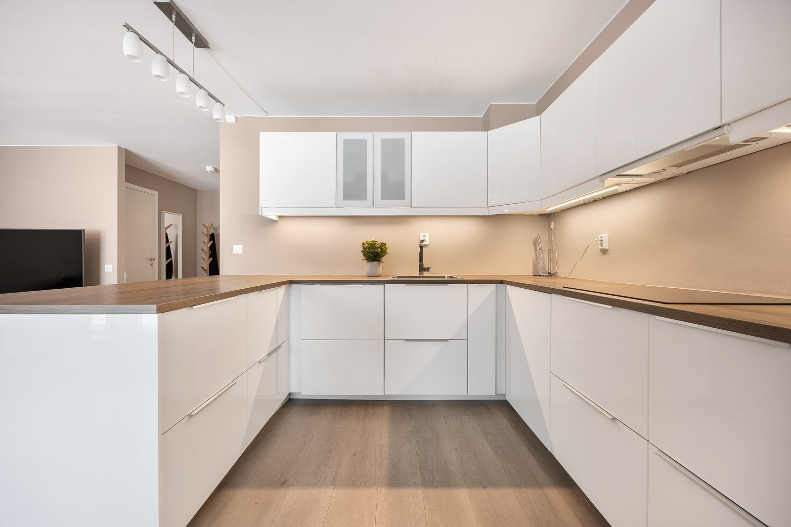 Godt med skap- og benkeplass gjør kjøkkenet både funksjonelt og ryddig. Galleribilde