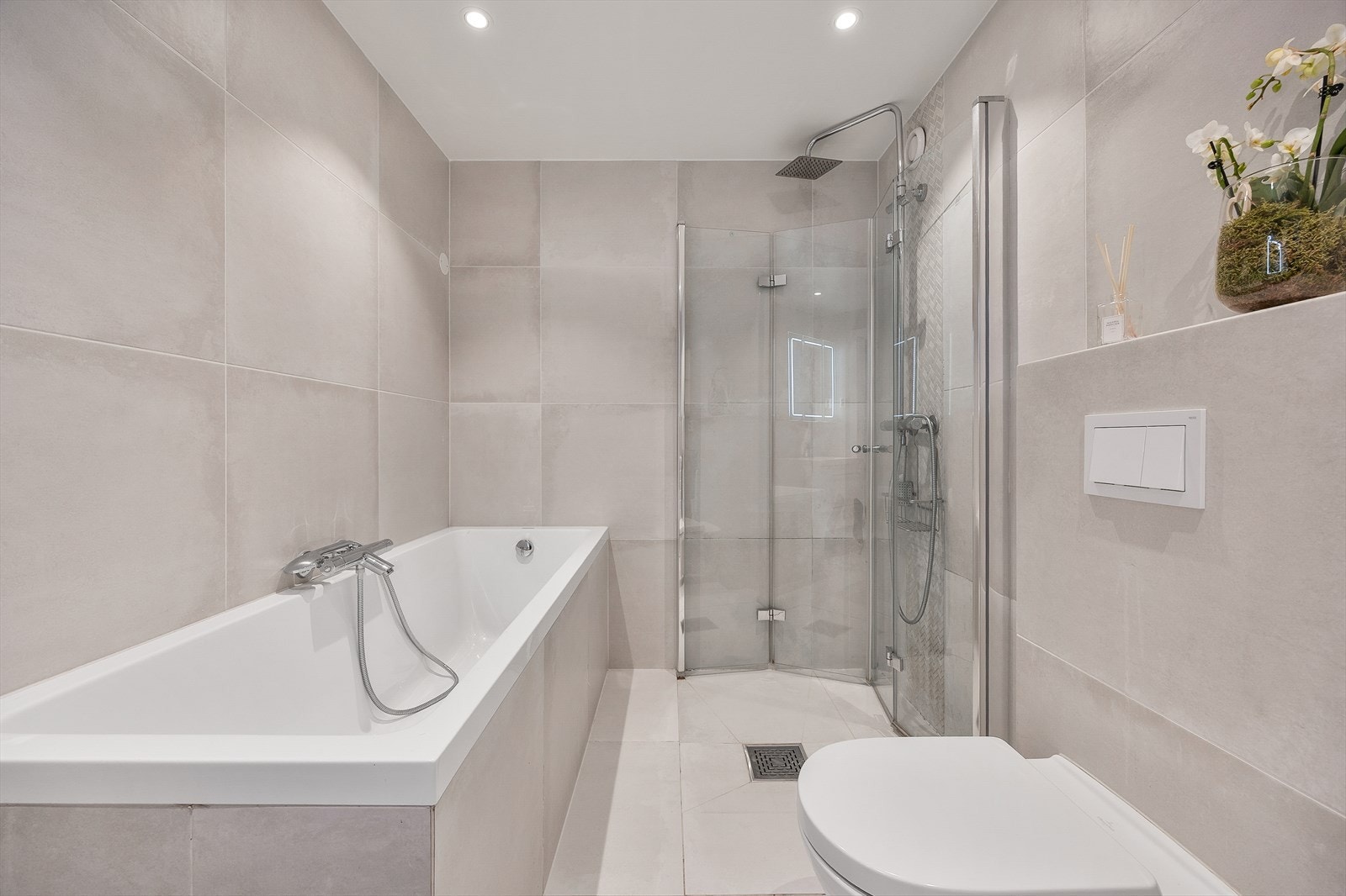 For ekstra komfort er det installert varmekabler i det flislagte gulvet. Galleribilde