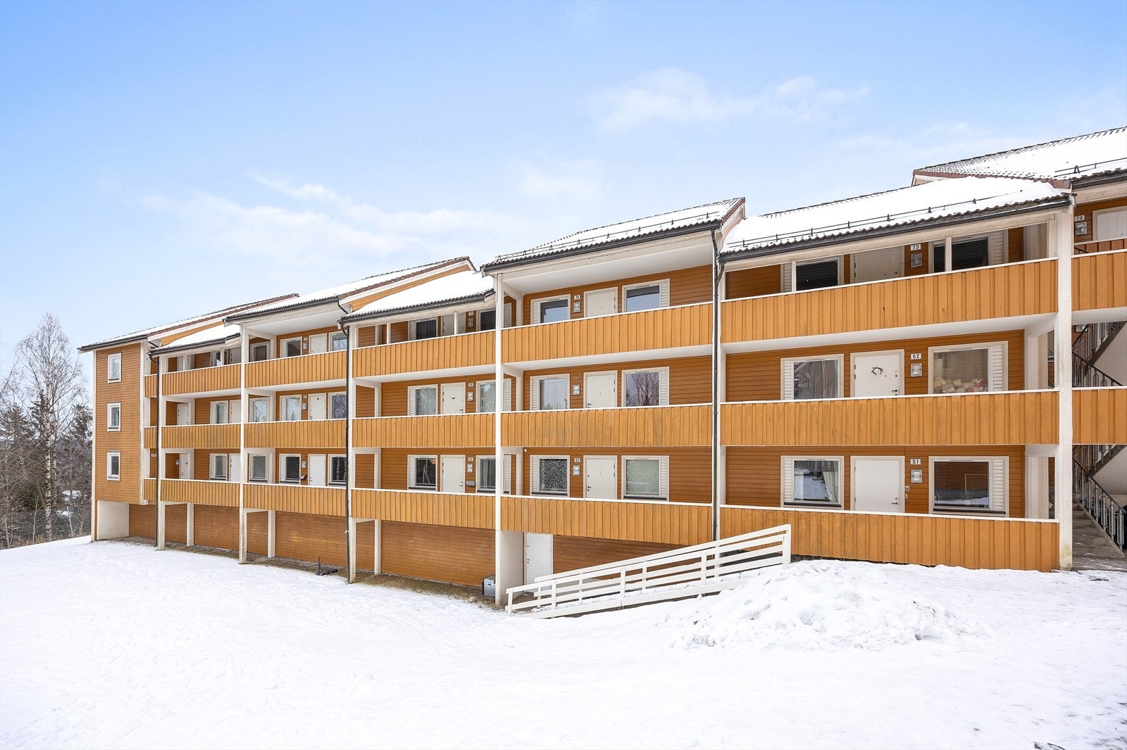 Bygget er fra 1990 og har yttervegger kledd med panel. Galleribilde