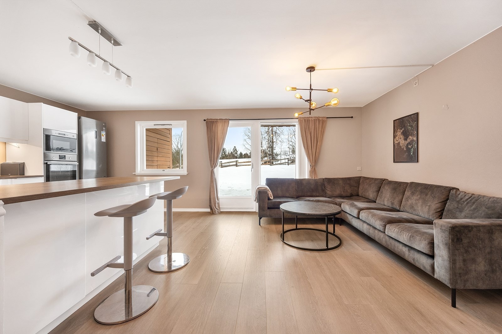 Leiligheten har en åpen og sosial planløsning mellom stue og kjøkken. Galleribilde