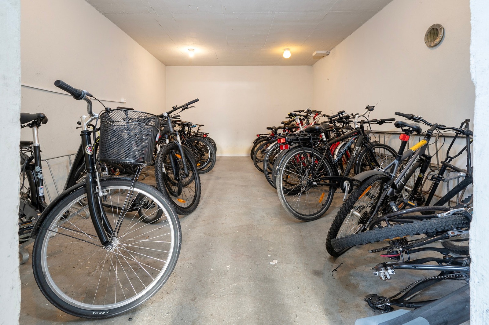 Felles sykkelbod i underetasje Galleribilde