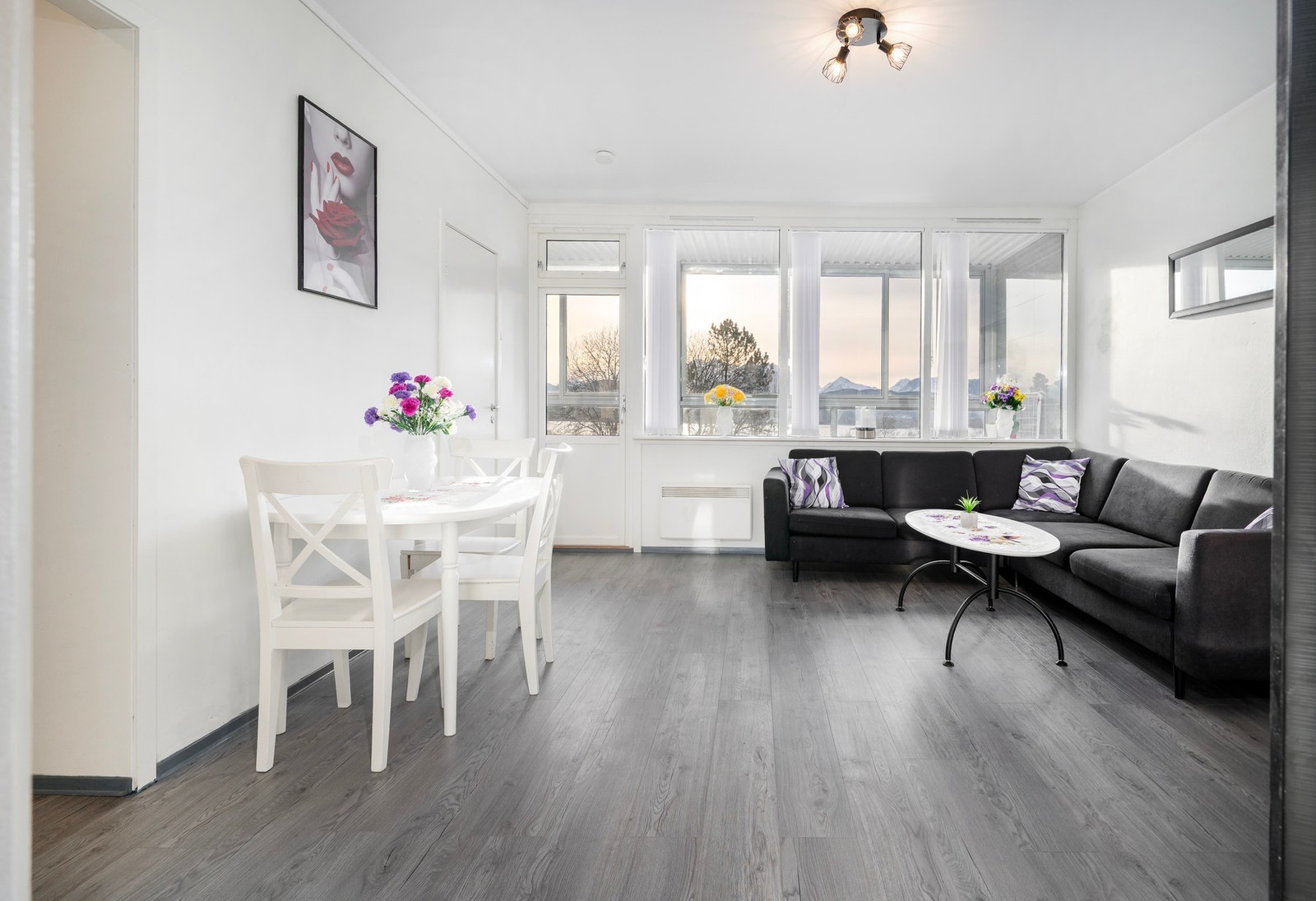 Leiligheten fremstår pen og tiltalende med lyse og fine overflater. Galleribilde