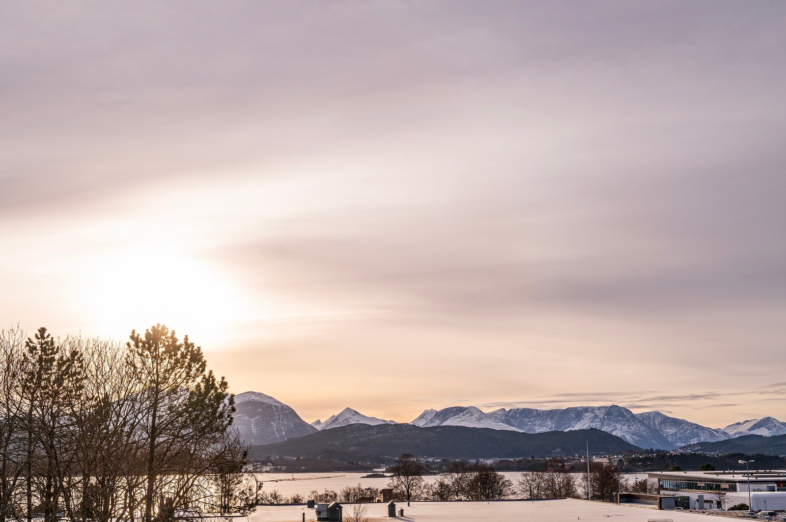 Det er flotte sol og utsiktsforhold i leiligheten. Galleribilde
