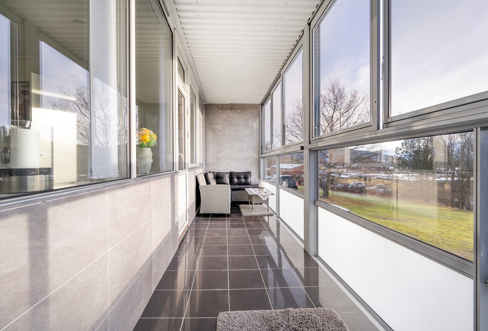 Fra stuen er et utgang til en sydvendt og innglasset balkong. Galleribilde