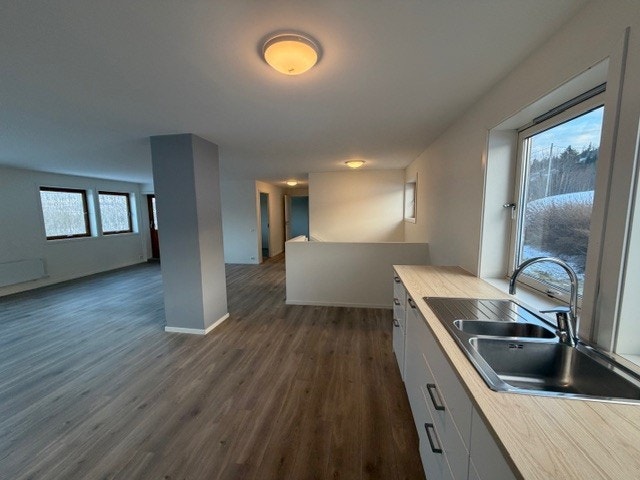 Stuen er i åpen løsning med kjøkken Galleribilde