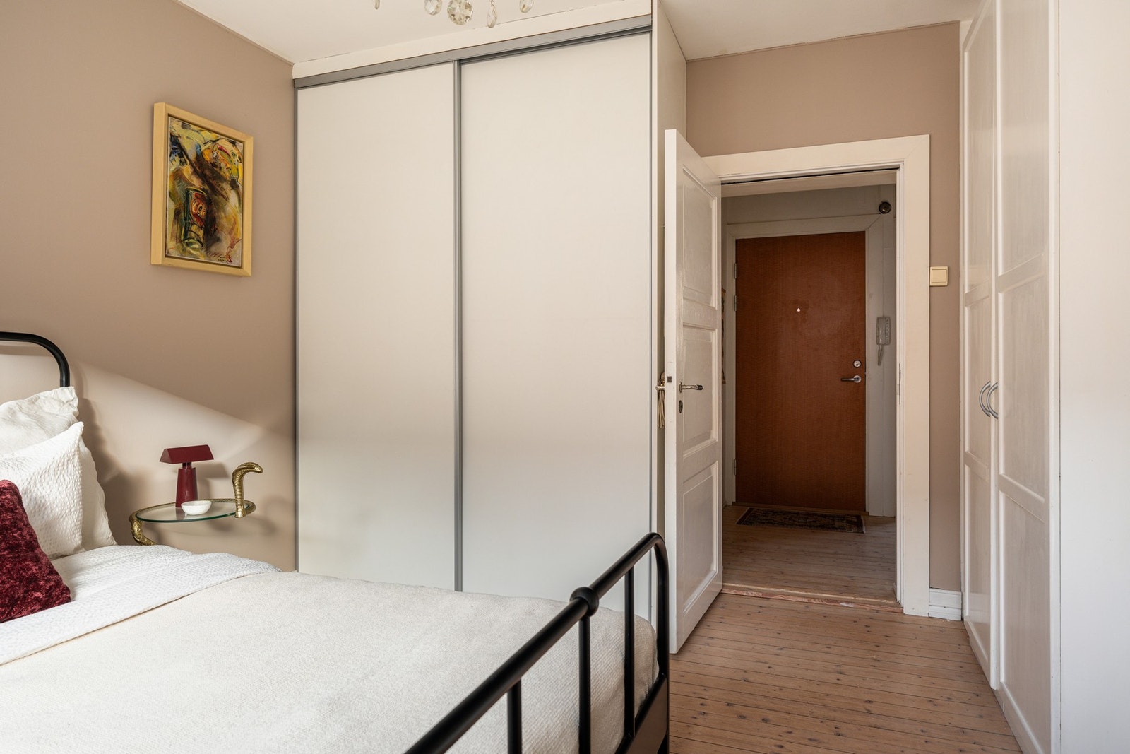 Det er godt med oppbevaringsplass i tilhørende garderober. Galleribilde