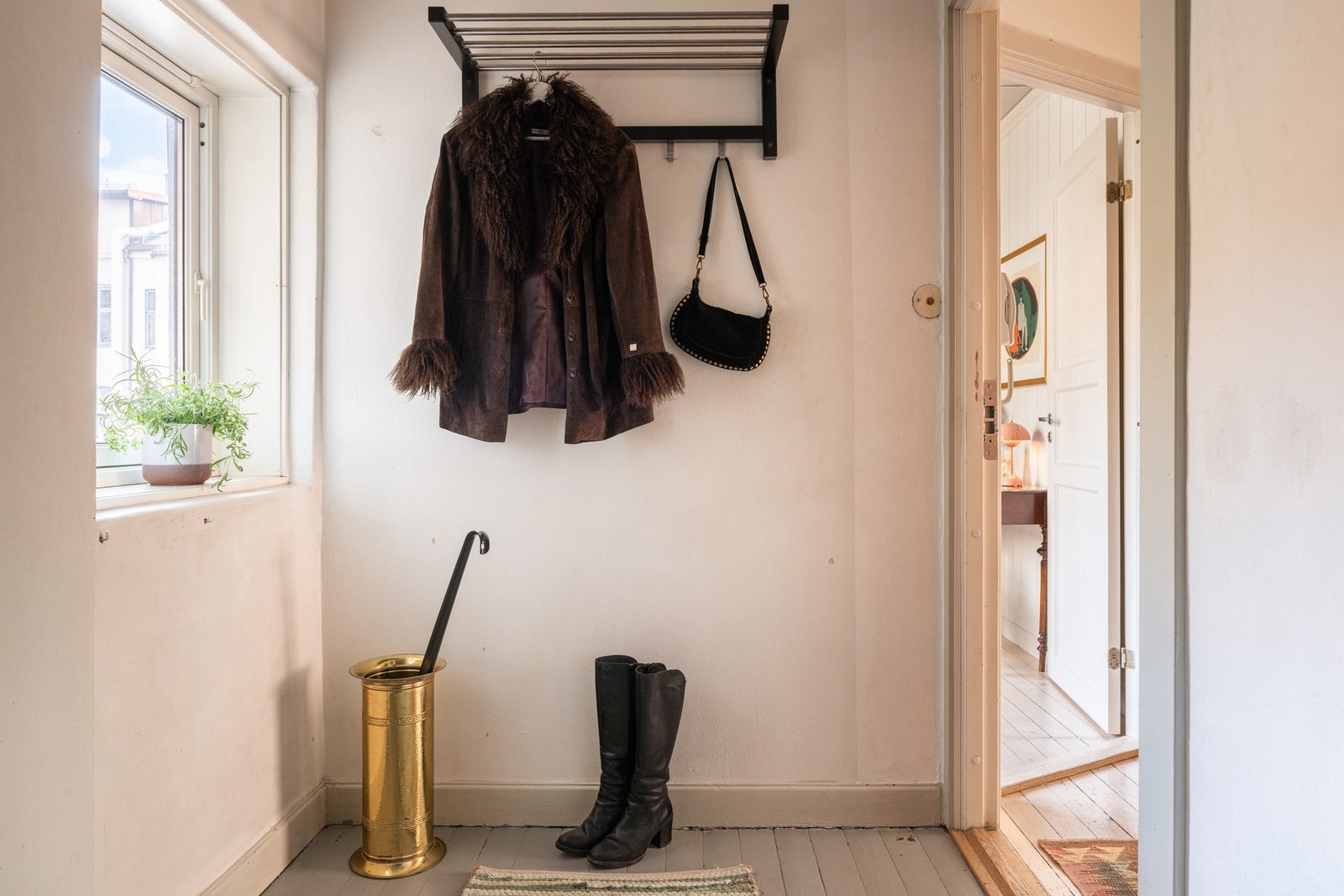 Lys entré med naturlig plass til avheng og garderobeløsning. Galleribilde