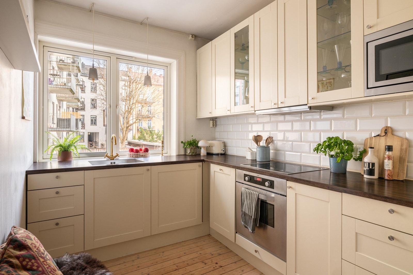 Flott, separat kjøkken vendt mot rolig gårdsrom. Galleribilde