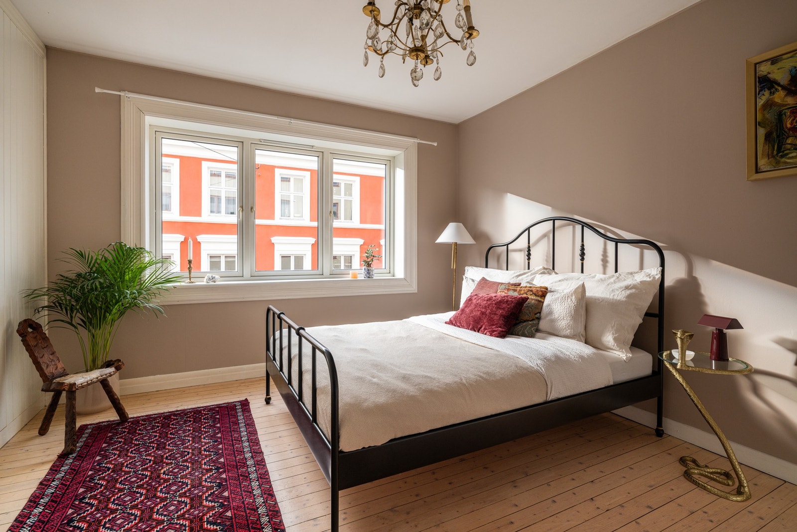 Stort og elegant hoedsoverom med god plass til dobbeltseng, nattbord og annet ønsket møblement. Nymalte vegger i 2026. Galleribilde