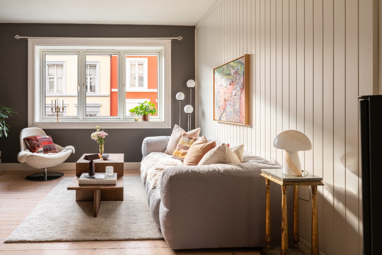 Vindusflatene slipper inn godt med naturlig lys og skaper en behagelig atmosfære. Galleribilde