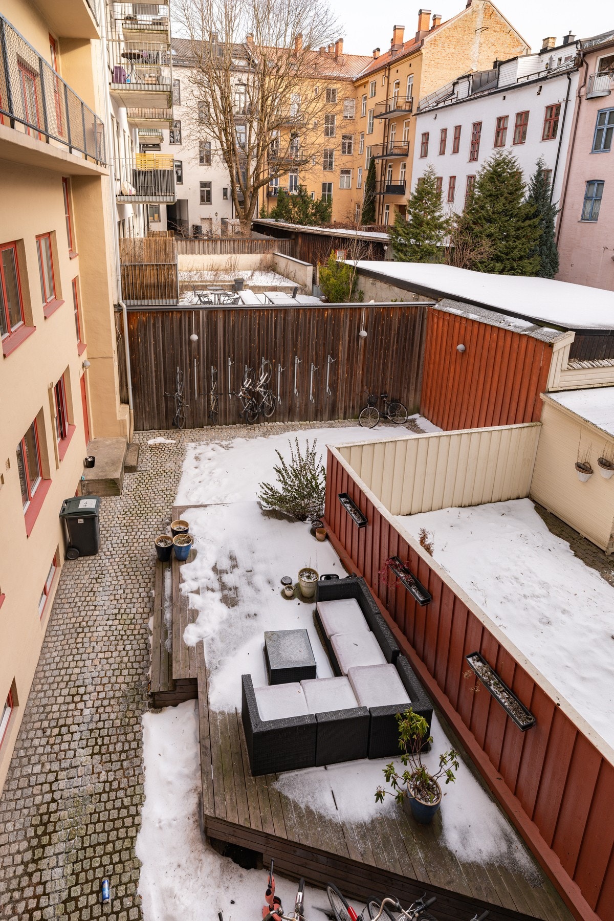 Utsikt fra kjøkkenet mot rolig og skjermet bakgård. Galleribilde