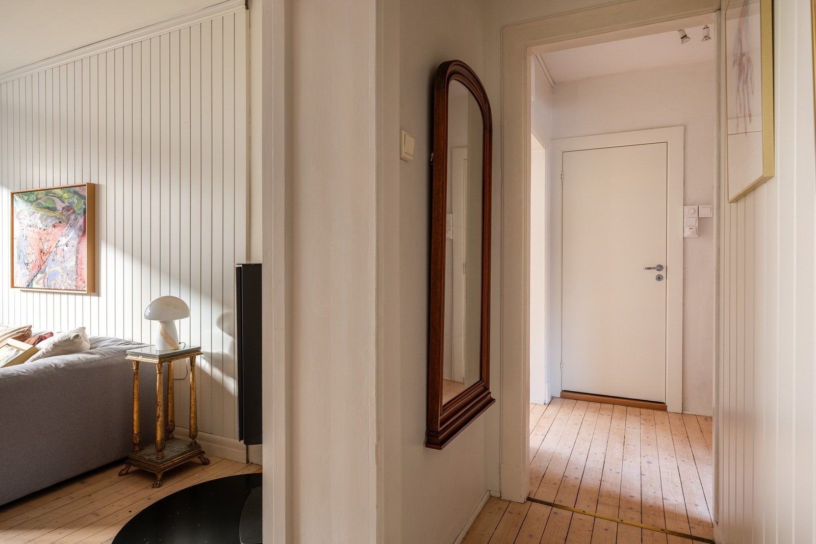 Romslig gang med videre adkomst til leilighetens øvrige rom. Galleribilde