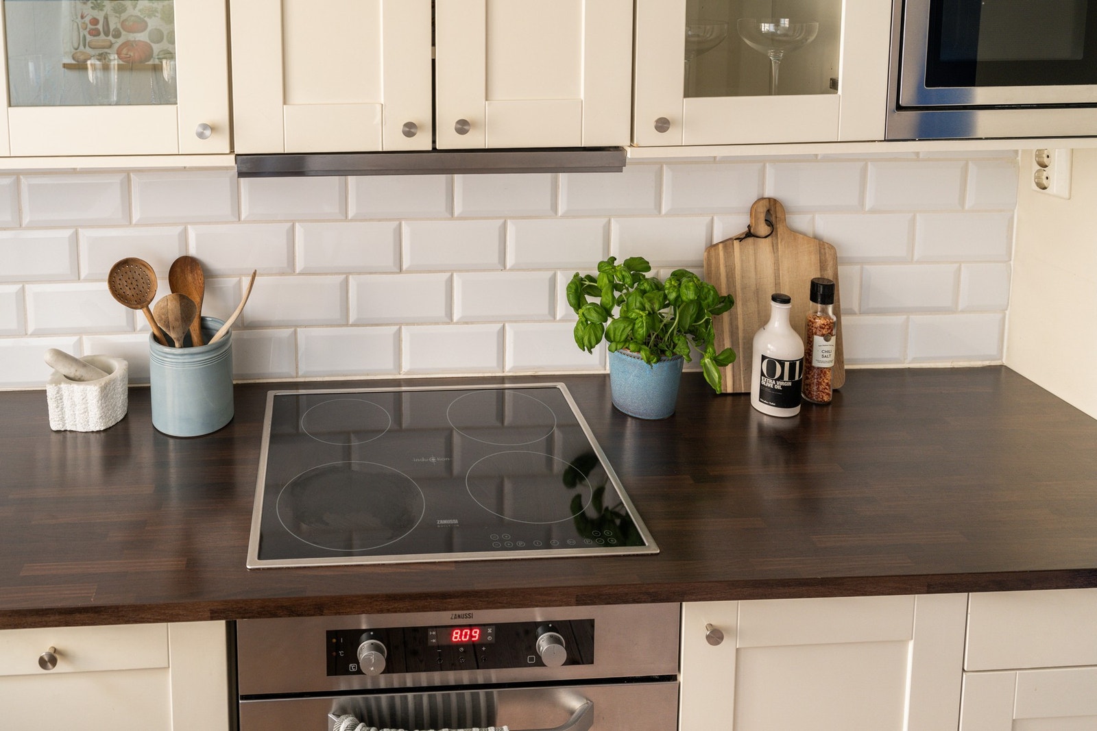 Kjøkkenet byr på gode arbeidsflater og en lun kontrast mellom mørk benkeplate og lyse fronter. Galleribilde