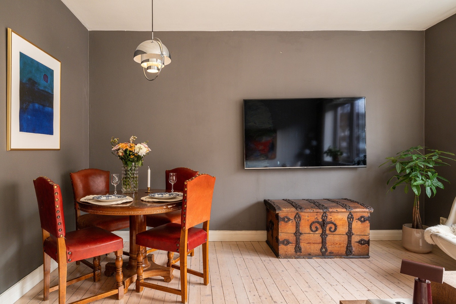 Stuen fremstår som et naturlig samlingspunkt med gode møbleringsmuligheter og plass til både sofagruppe og spiseplass. Galleribilde