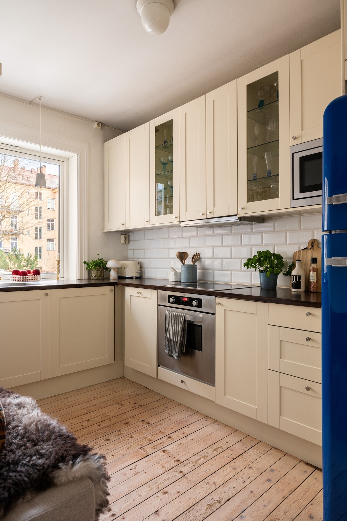 Lekkert kjøkken av merke Marbodal med beige glatte fronter og glass. Galleribilde