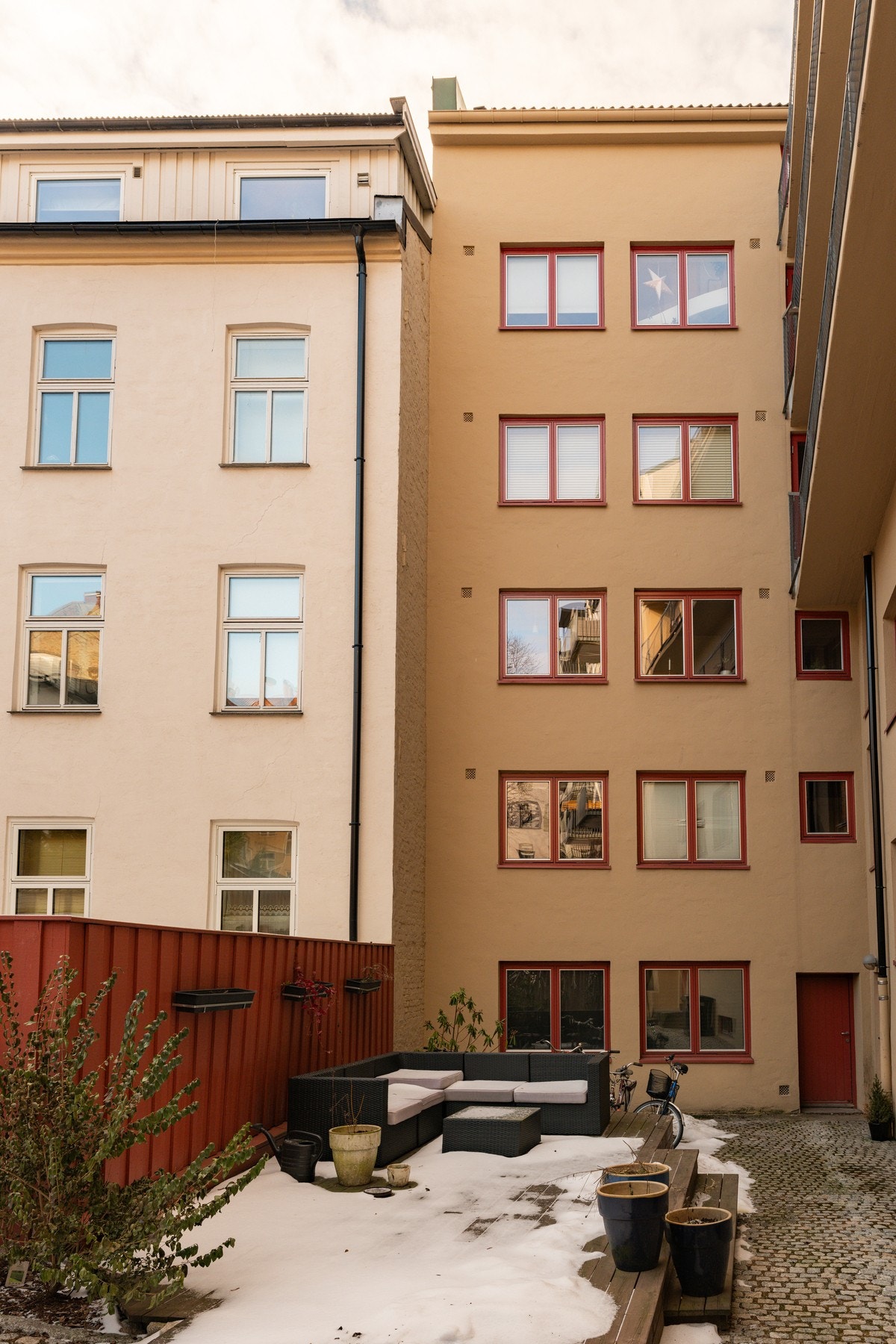 Skjermet og hyggelig bakgård med opparbeidet sitteplass for beboerne. Galleribilde