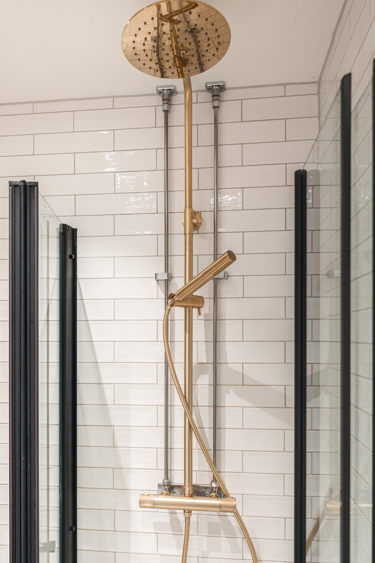 Dusjsone med takmontert regnfallsdusj. Galleribilde