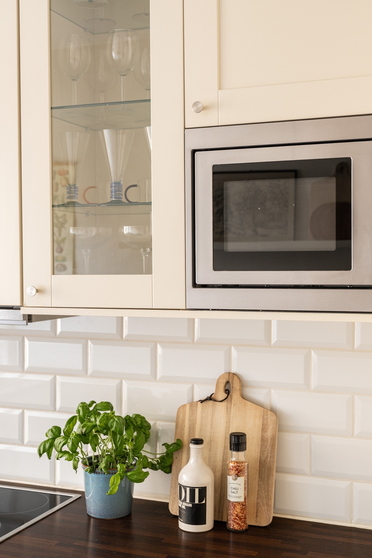 Gjennomtenkt kjøkkenløsning med god oppbevaring og integrerte løsninger. Galleribilde