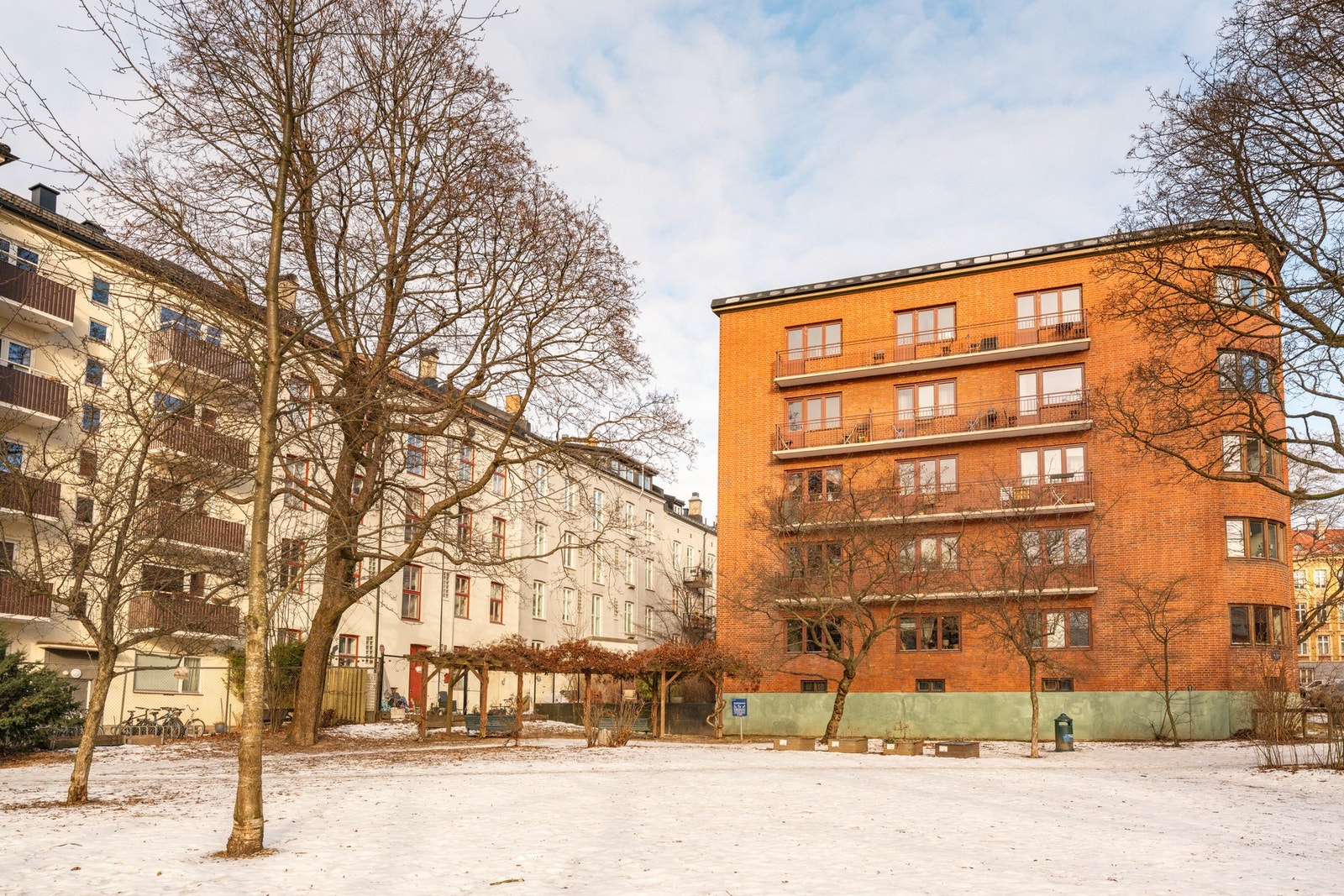 Her bor du sentralt og urbant, samtidig som leiligheten ligger rolig til i et etablert og hyggelig bomiljø. Galleribilde