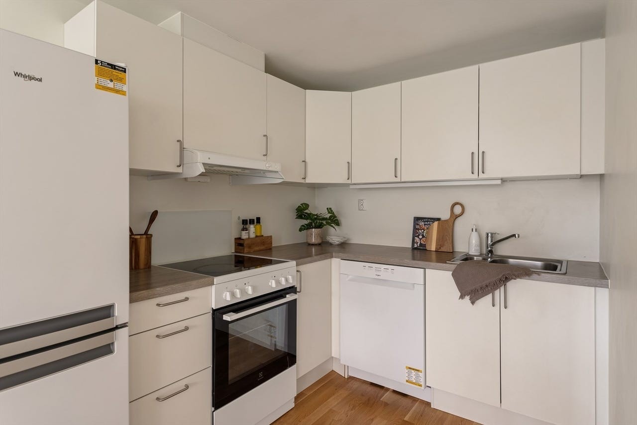 Praktisk kjøkken med god skap- og benkplass. Hvitevarer medfølger. Galleribilde