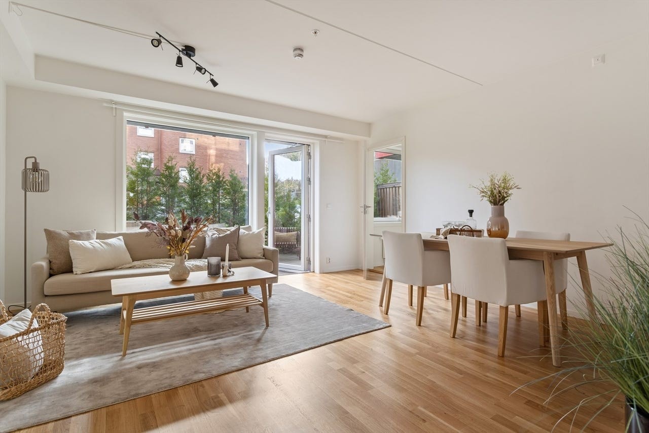 Lys og åpen stue med plass til både sofa- og spisegruppe. Galleribilde