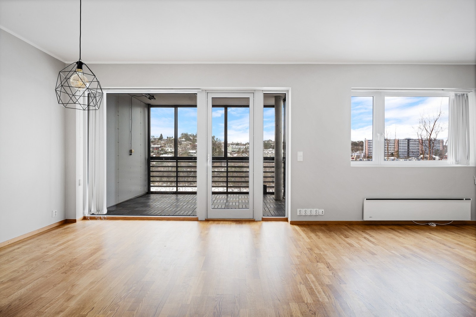 Leiligheten inneholder stue/kjøkken, to soverom, bad, toalettrom og bod Galleribilde